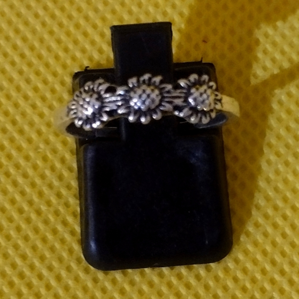 2/$10 Silver Tone Kissing Elephant Ring